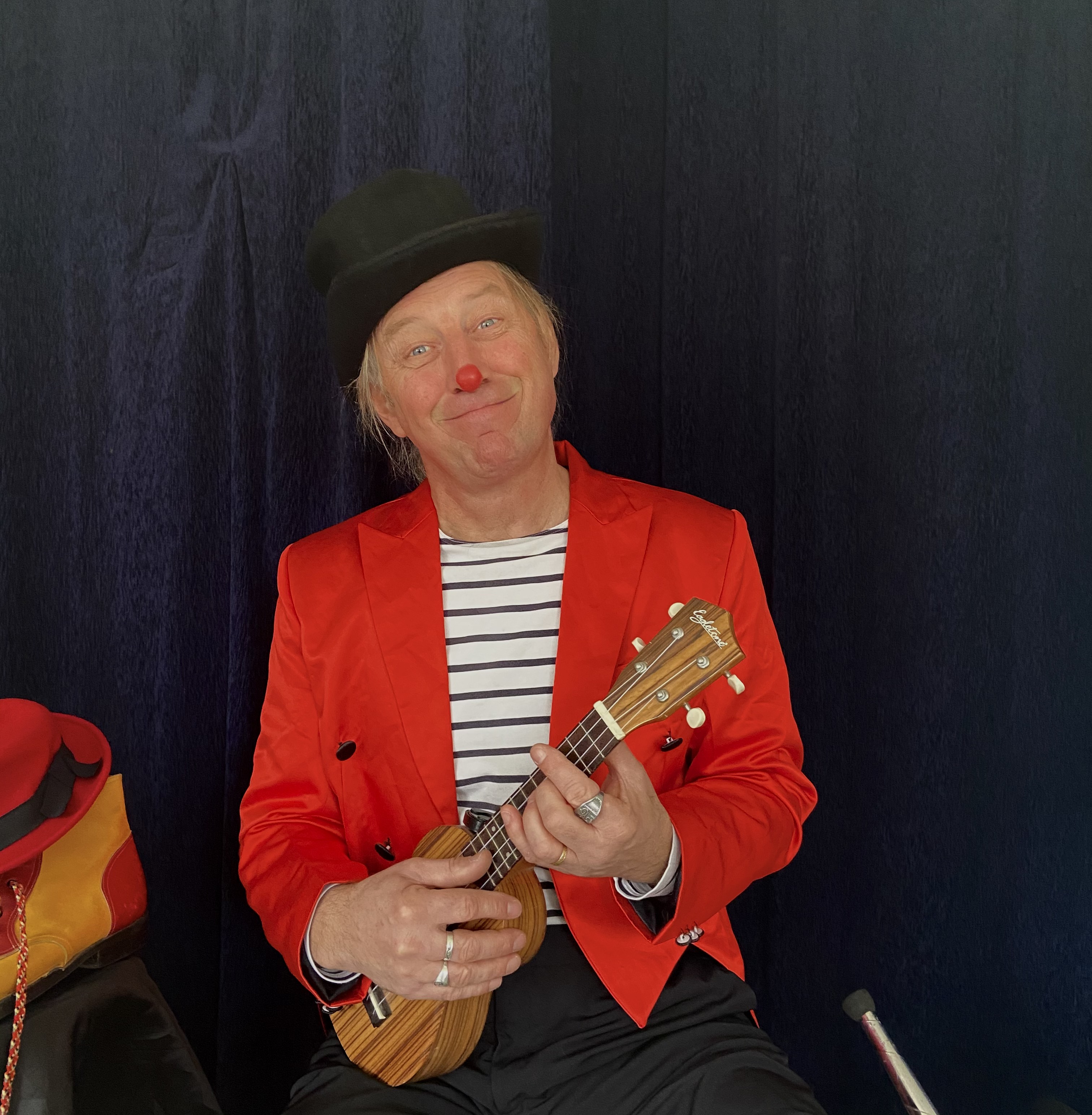 Tonio le clown avec son ukulele