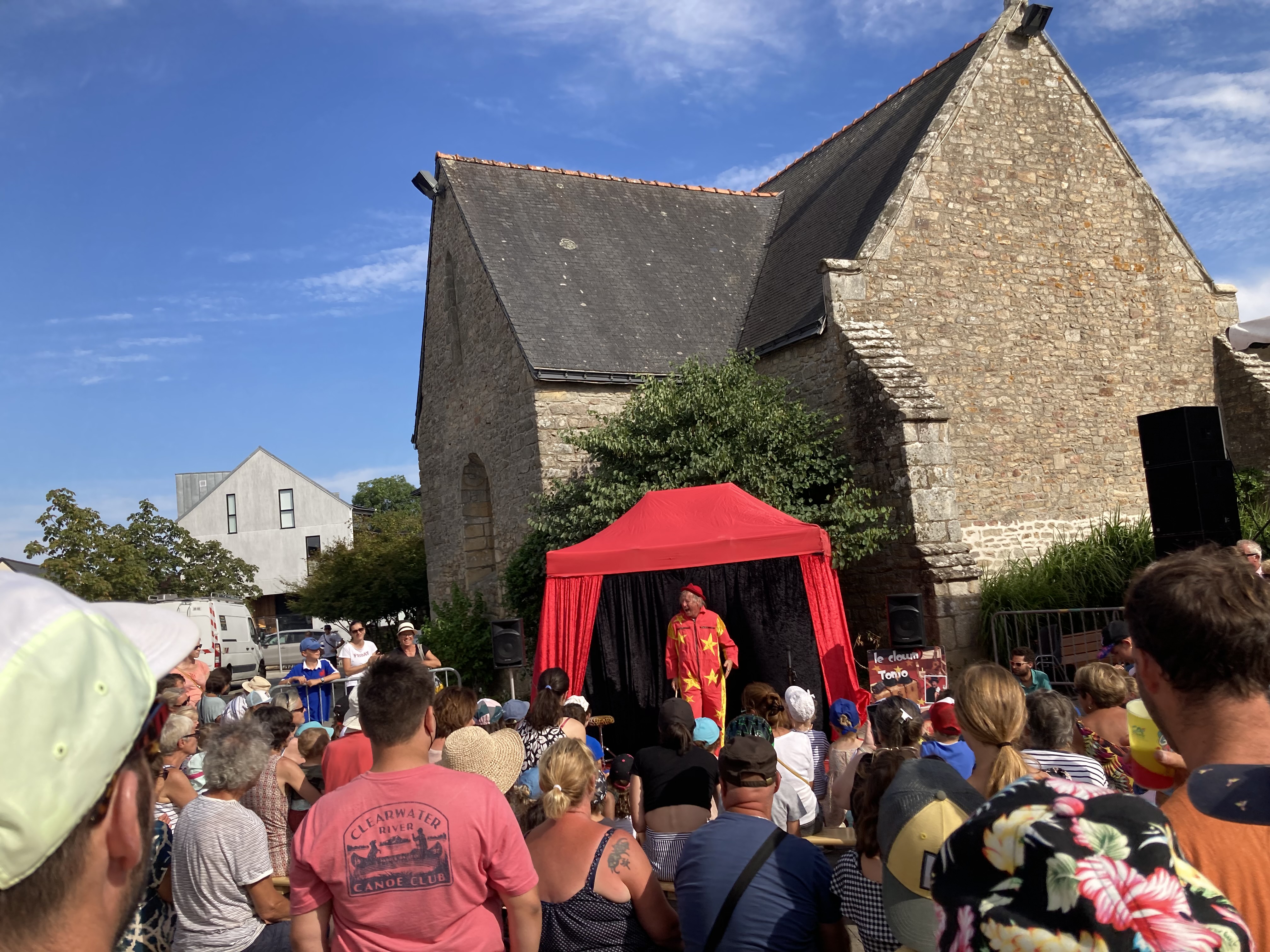 Tonio le clown en spectacle avec public