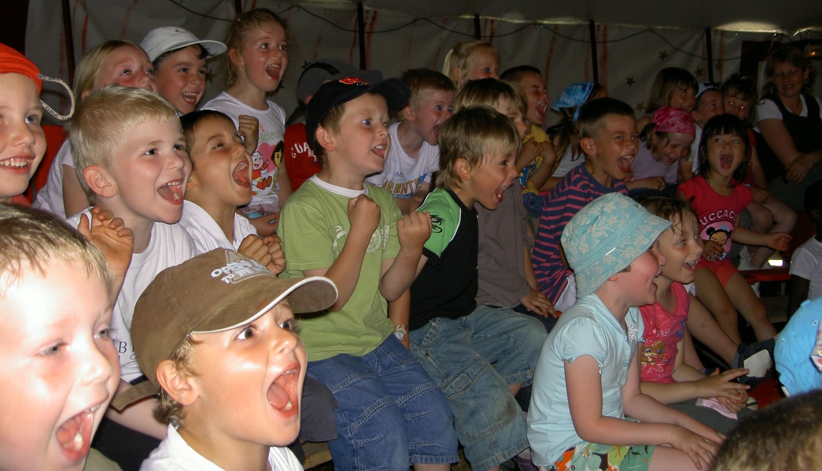 Spectacle avec enfants joyeux
